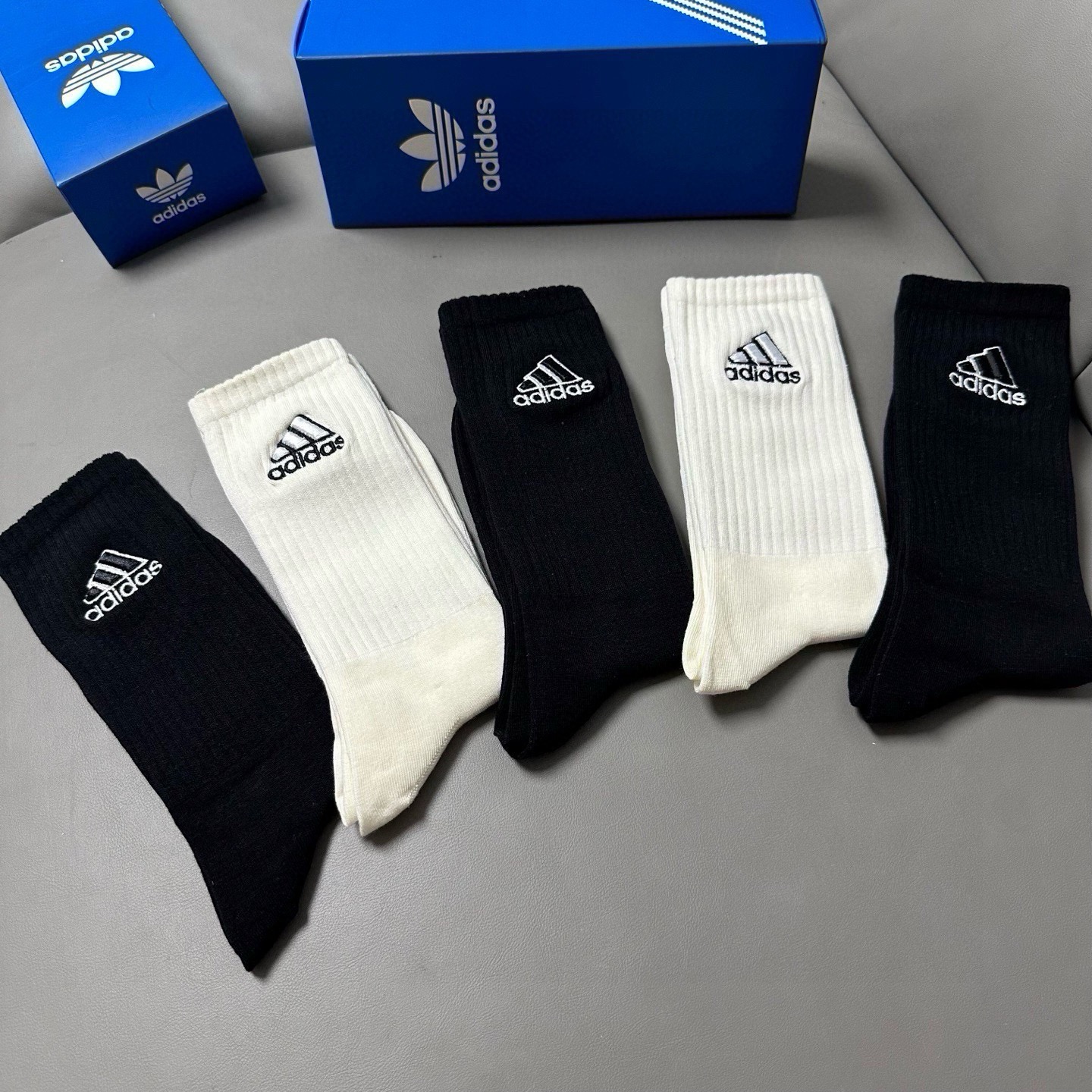 🆕Adidas · 阿迪达斯❗️新品女款长筒袜子，火爆全网的三叶草❗️☘万针刺绣️logo超级nice❗️❗️设计惊艳绝