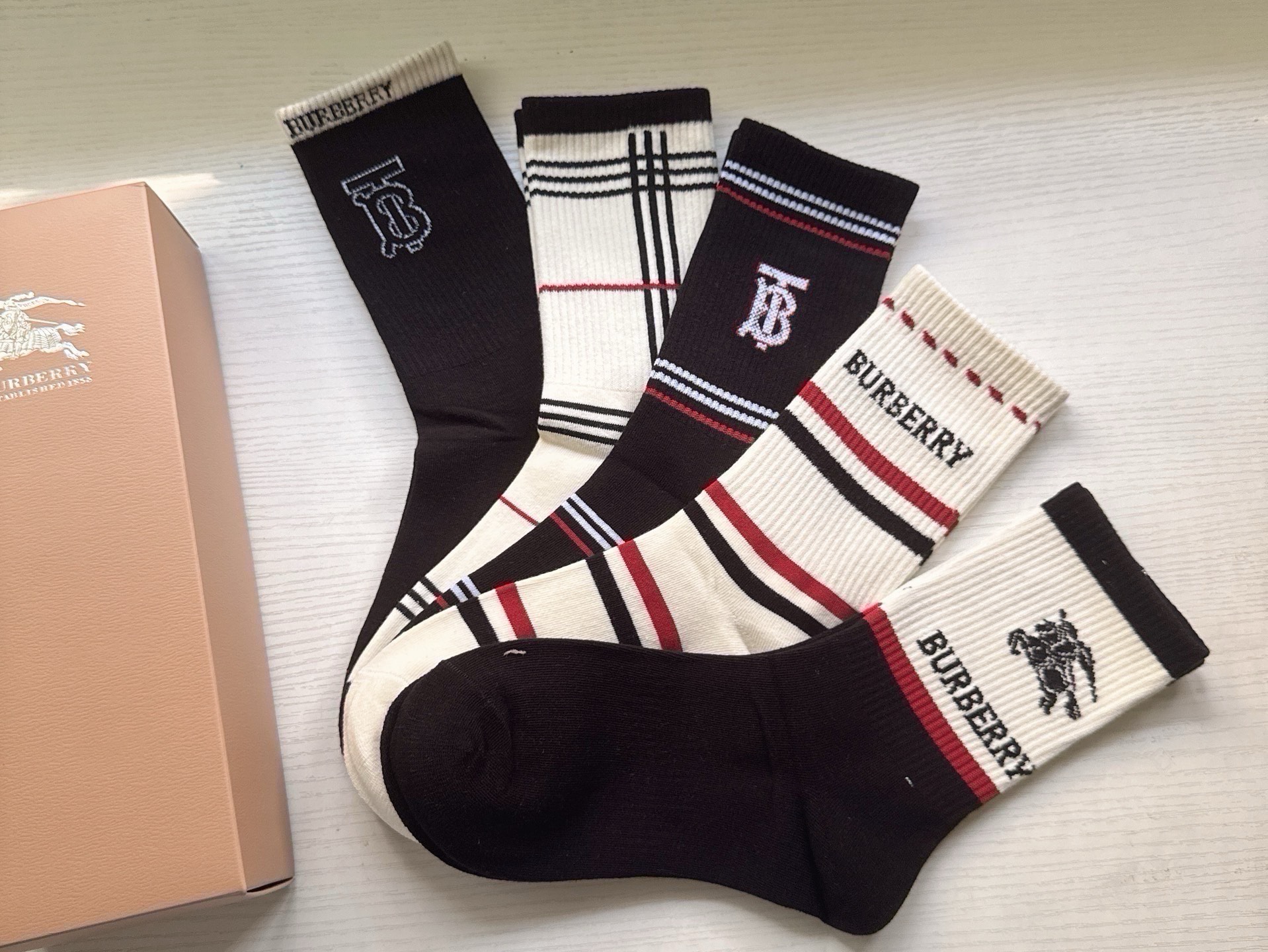 🆕Burberry · 巴宝莉❗️大B家新品女款长筒袜子❗️【一盒五双】格子设计搭配战马🐎logo，简单大气，实物超漂亮