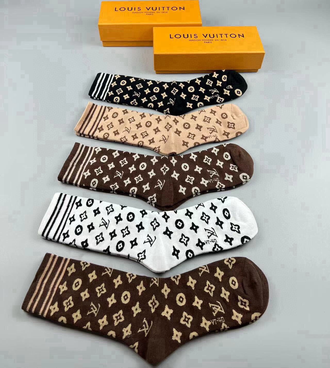 🆕Louis Vuitton · 路易威登❗️驴家新品高筒袜子❗️【一盒五双】纯棉材质，提花经典标志，柔软舒适透气，提花
