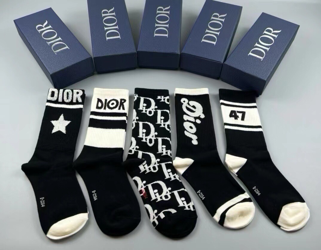 🆕Dior · 迪奥❗️D家新品女款中筒袜子❗️【一盒五双】纯棉材质，上脚柔软舒适，满满的老花经典logo，炒鸡nice
