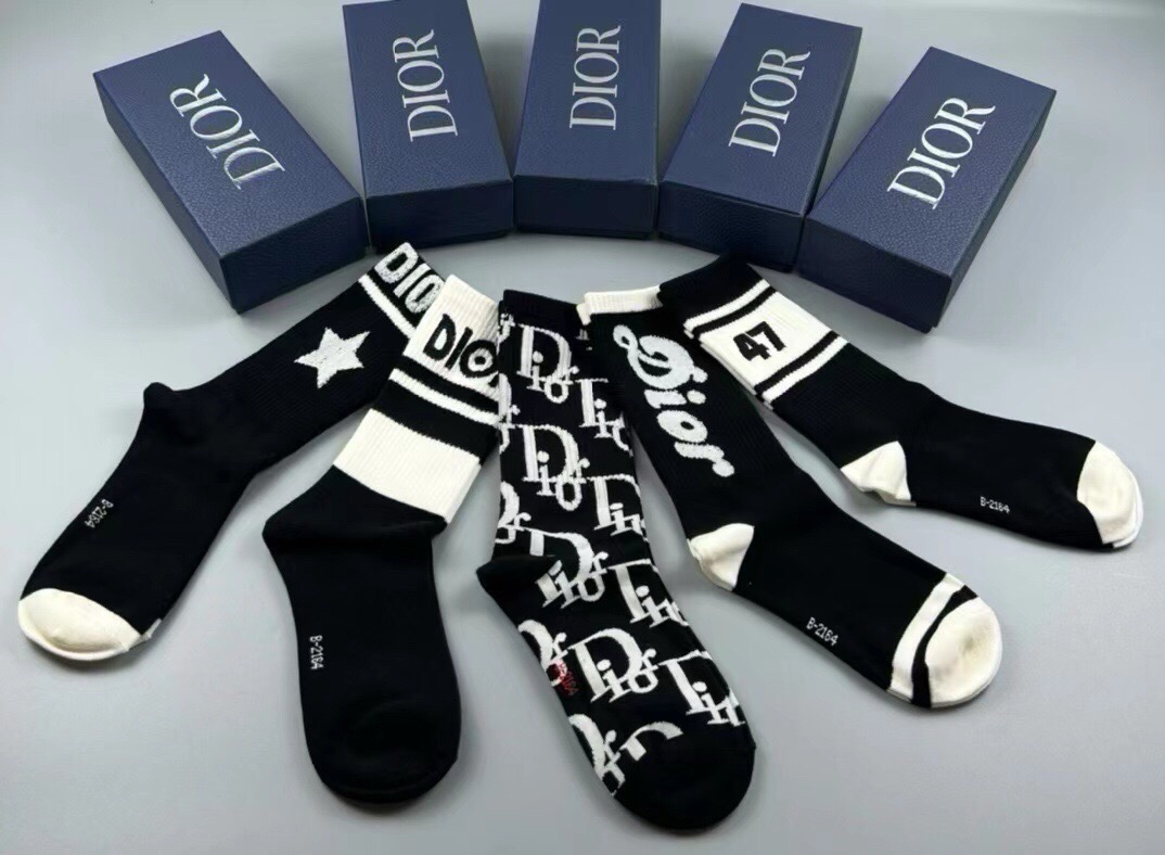 🆕Dior · 迪奥❗️D家新品女款中筒袜子❗️【一盒五双】纯棉材质，上脚柔软舒适，满满的老花经典logo，炒鸡nice