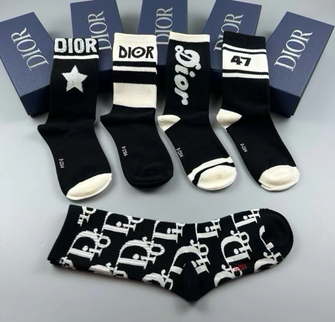 🆕Dior · 迪奥❗️D家新品女款中筒袜子❗️【一盒五双】纯棉材质，上脚柔软舒适，满满的老花经典logo，炒鸡nice