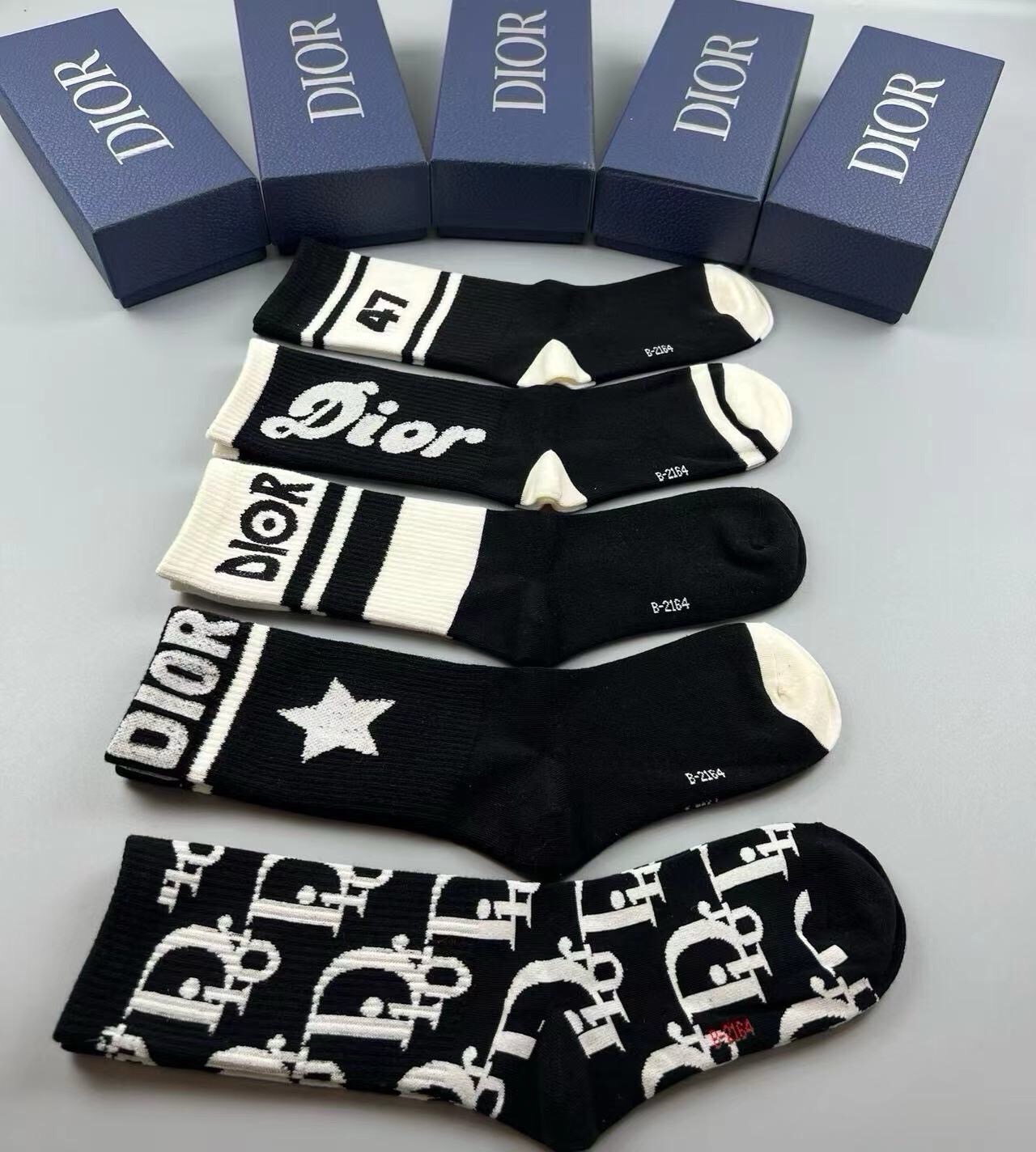 🆕Dior · 迪奥❗️D家新品女款中筒袜子❗️【一盒五双】纯棉材质，上脚柔软舒适，满满的老花经典logo，炒鸡nice