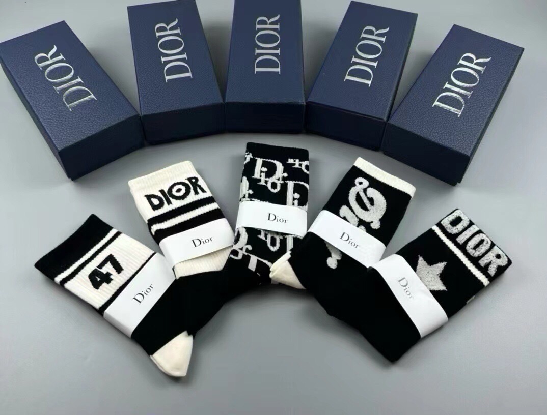 🆕Dior · 迪奥❗️D家新品女款中筒袜子❗️【一盒五双】纯棉材质，上脚柔软舒适，满满的老花经典logo，炒鸡nice