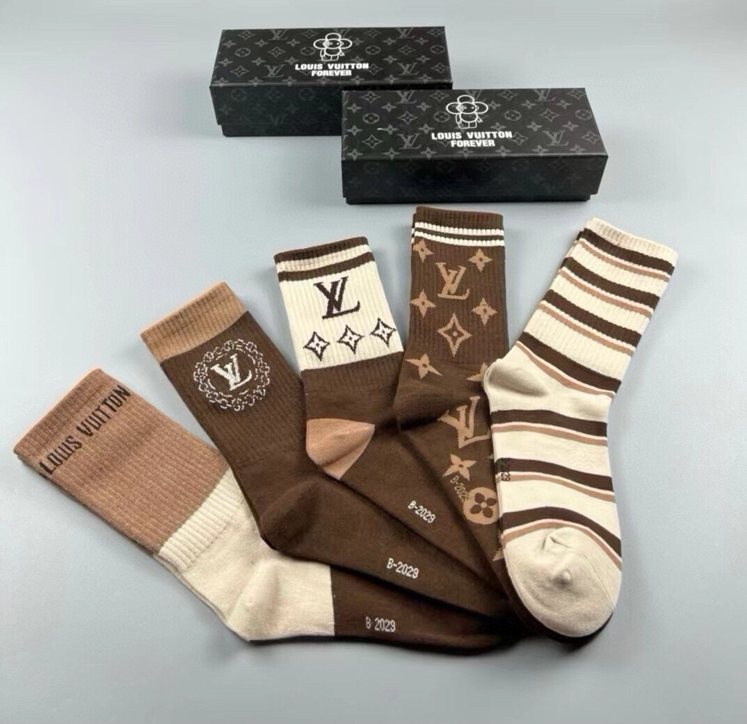 🆕Louis Vuitton · 路易威登❗️驴家新品女款高筒袜子❗️【一盒五双】纯棉材质，提花经典标志，柔软舒适透气，