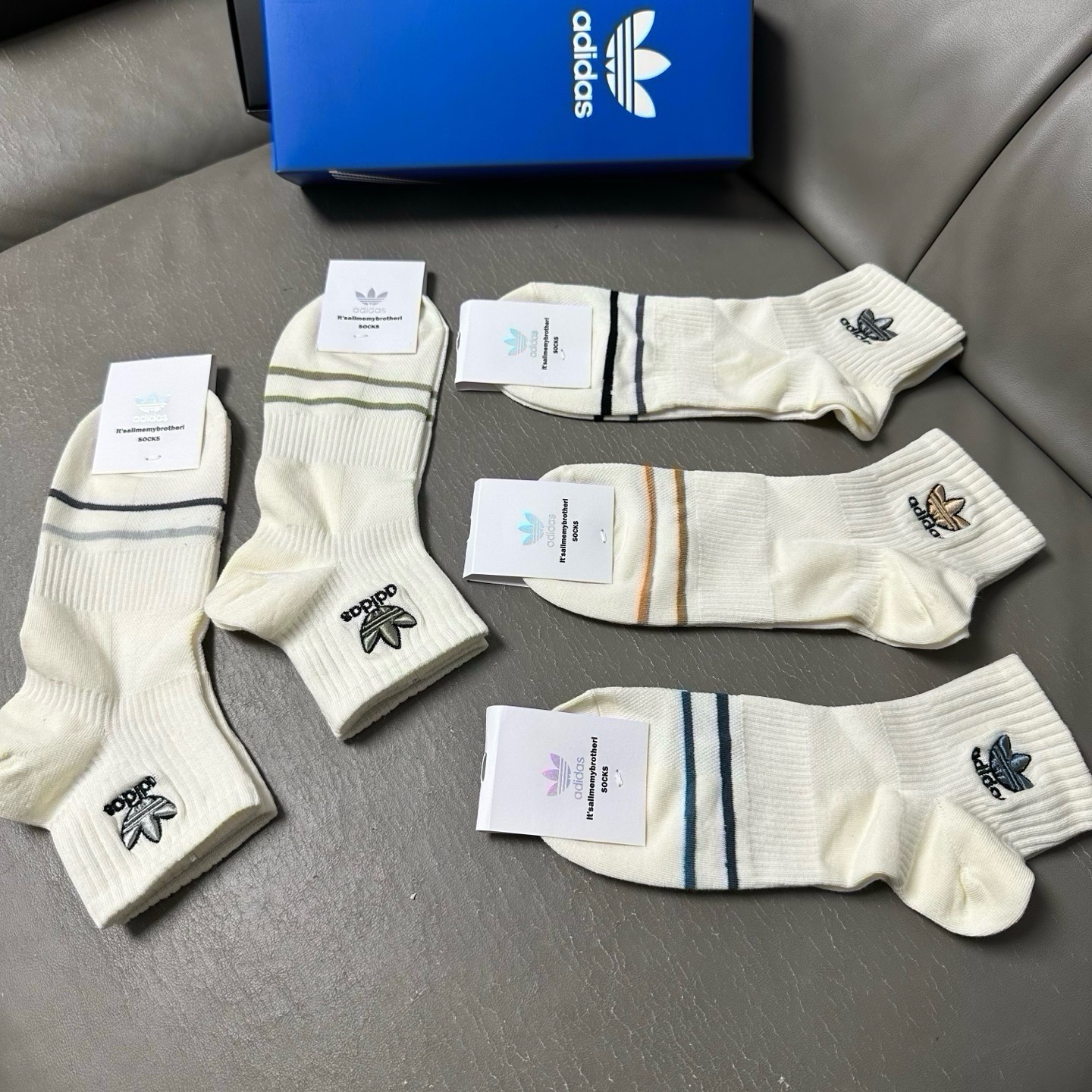 🆕Adidas · 阿迪达斯❗️三叶草新品中筒袜子☘️彩绣经典标志❗️ins今年超火爆元素单品❗️精梳棉材质，非常柔软舒