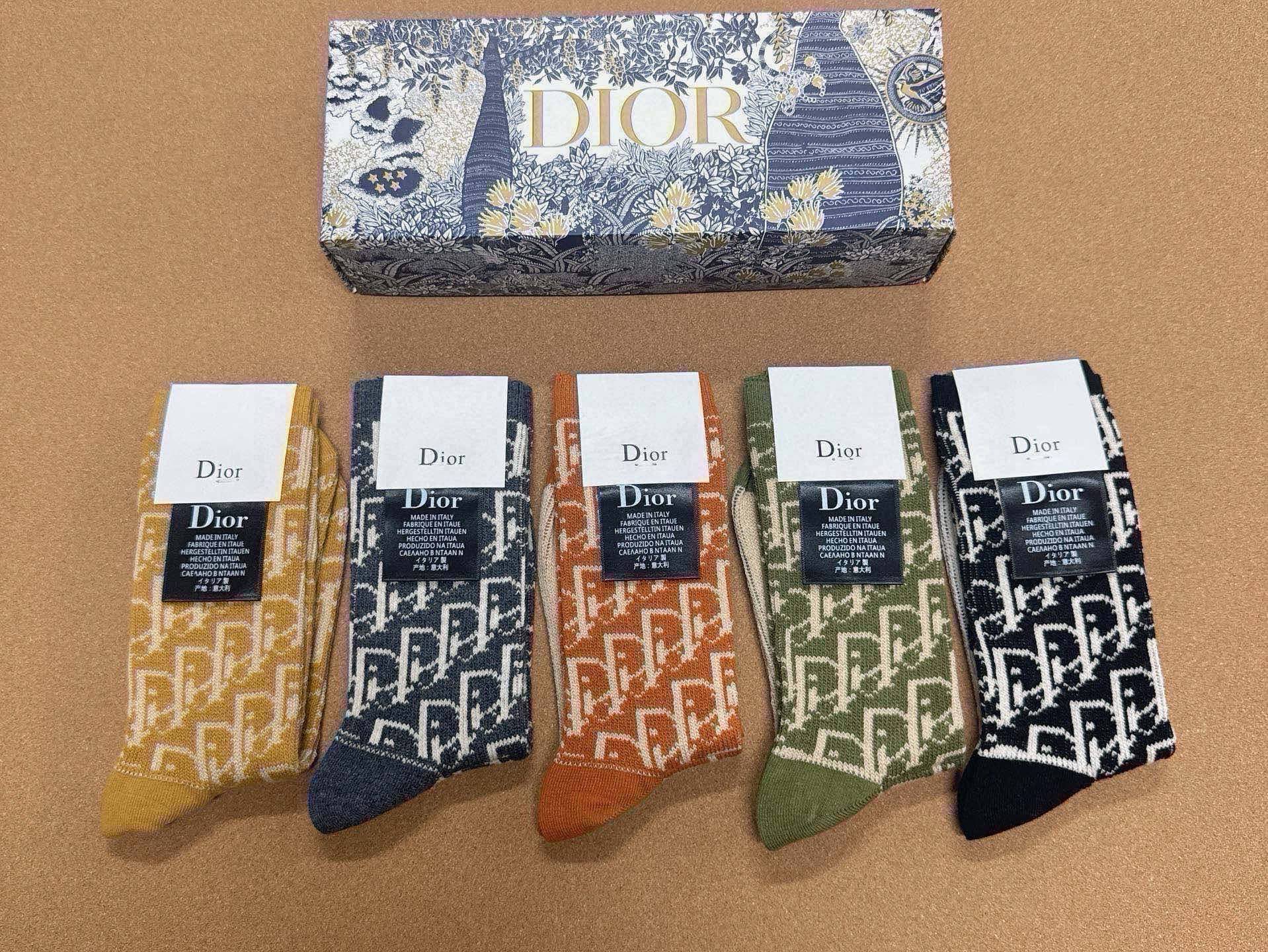 🆕Dior · 迪奥❗️D家长筒女款袜子❗️【一盒五双】超级经典的D家字母标志百看不厌❗️纯棉材质，双针双路织造，上脚透