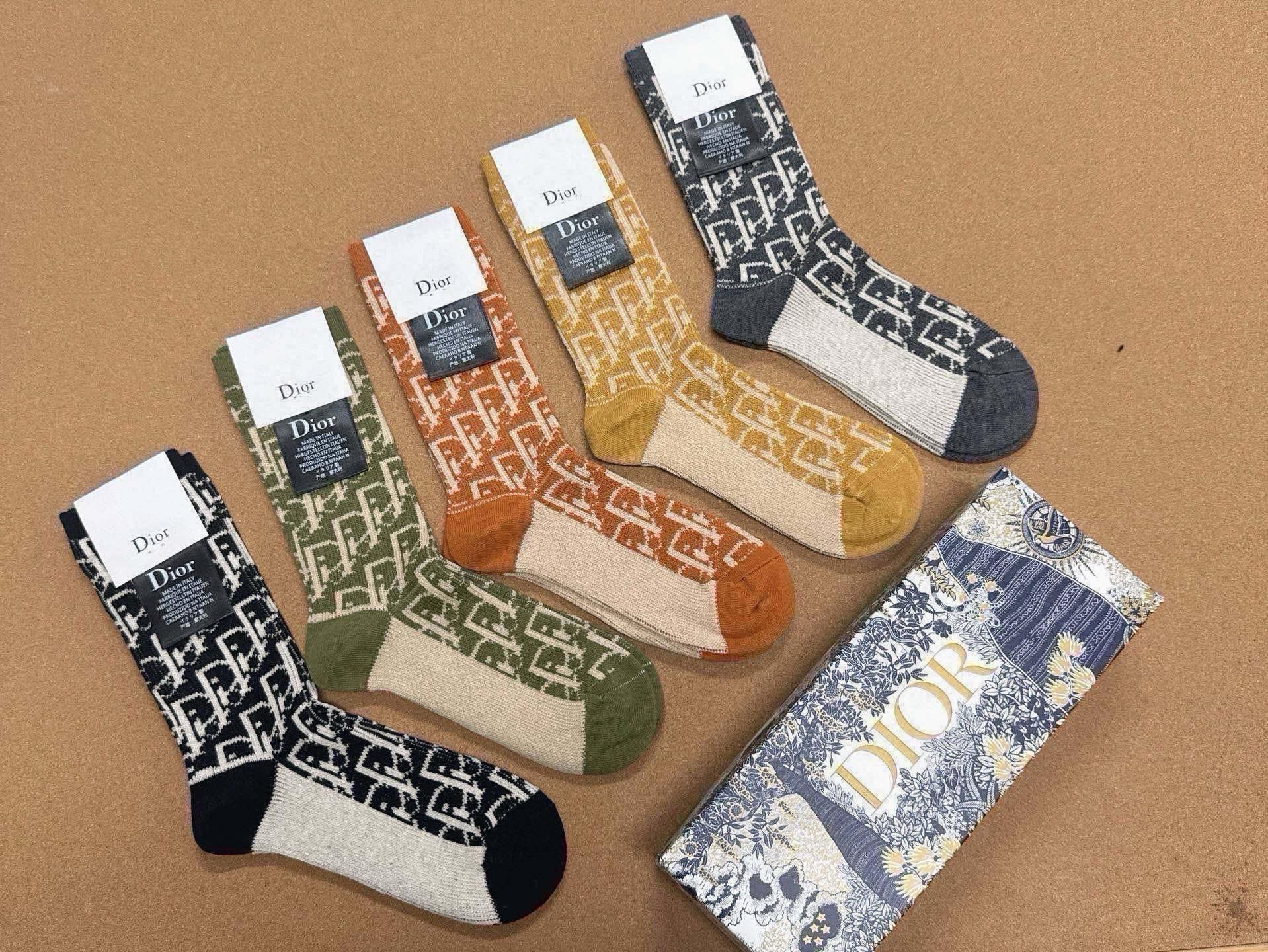 🆕Dior · 迪奥❗️D家长筒女款袜子❗️【一盒五双】超级经典的D家字母标志百看不厌❗️纯棉材质，双针双路织造，上脚透