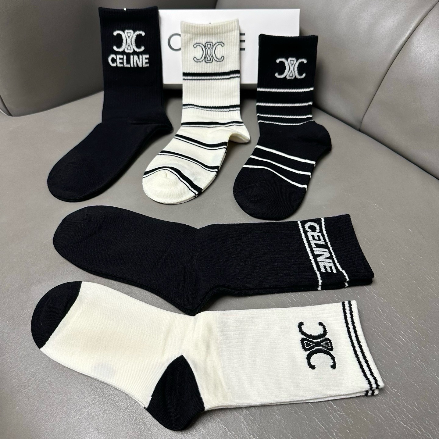 🆕Celine · 赛琳❗️CE家新品女款长筒袜子❗️【一盒五双】纯棉材质，柔软舒适透气，提花经典CE标志，大牌出街，潮