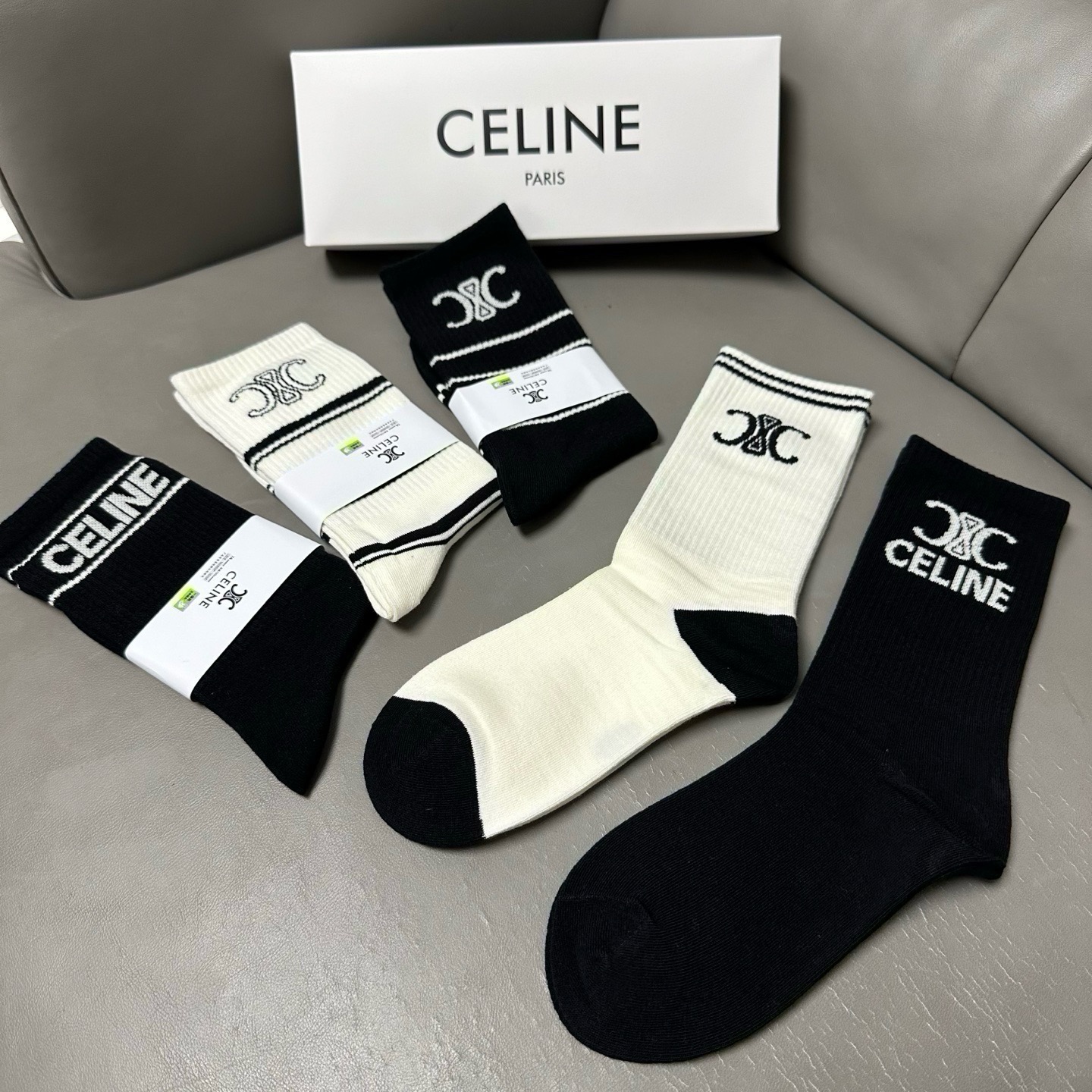 🆕Celine · 赛琳❗️CE家新品女款长筒袜子❗️【一盒五双】纯棉材质，柔软舒适透气，提花经典CE标志，大牌出街，潮