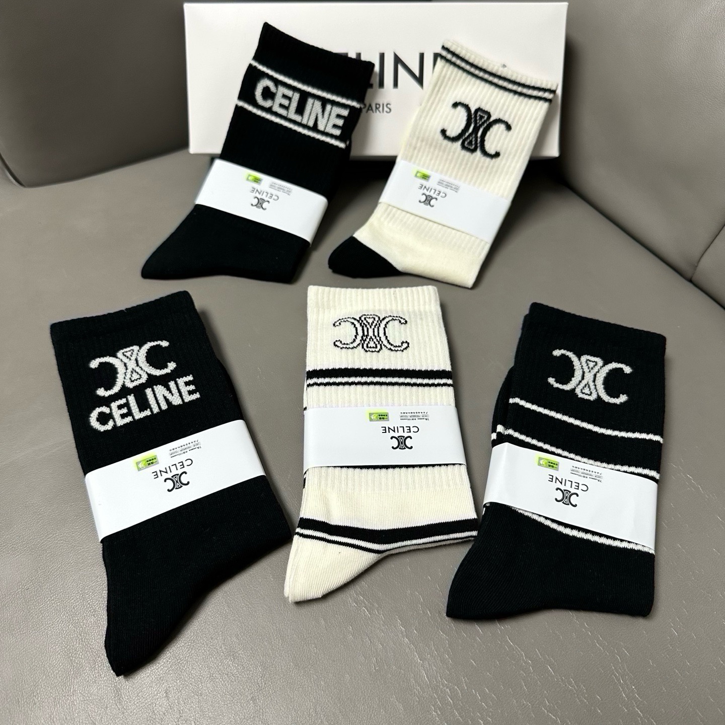 🆕Celine · 赛琳❗️CE家新品女款长筒袜子❗️【一盒五双】纯棉材质，柔软舒适透气，提花经典CE标志，大牌出街，潮