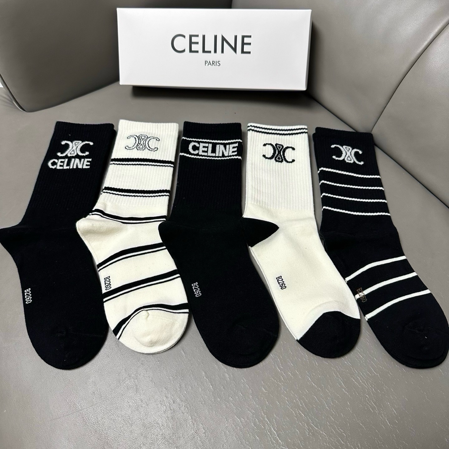 🆕Celine · 赛琳❗️CE家新品女款长筒袜子❗️【一盒五双】纯棉材质，柔软舒适透气，提花经典CE标志，大牌出街，潮