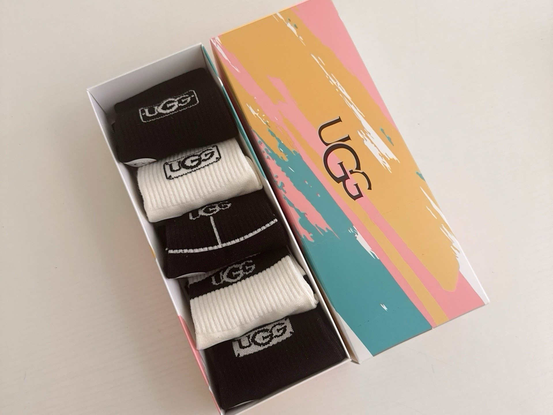 🆕 · UGG · ❗️UGG新品女款中筒袜子❗️【一盒五双】纯棉材质，柔软舒适透气，提花经典标志，炒鸡nice的款式，