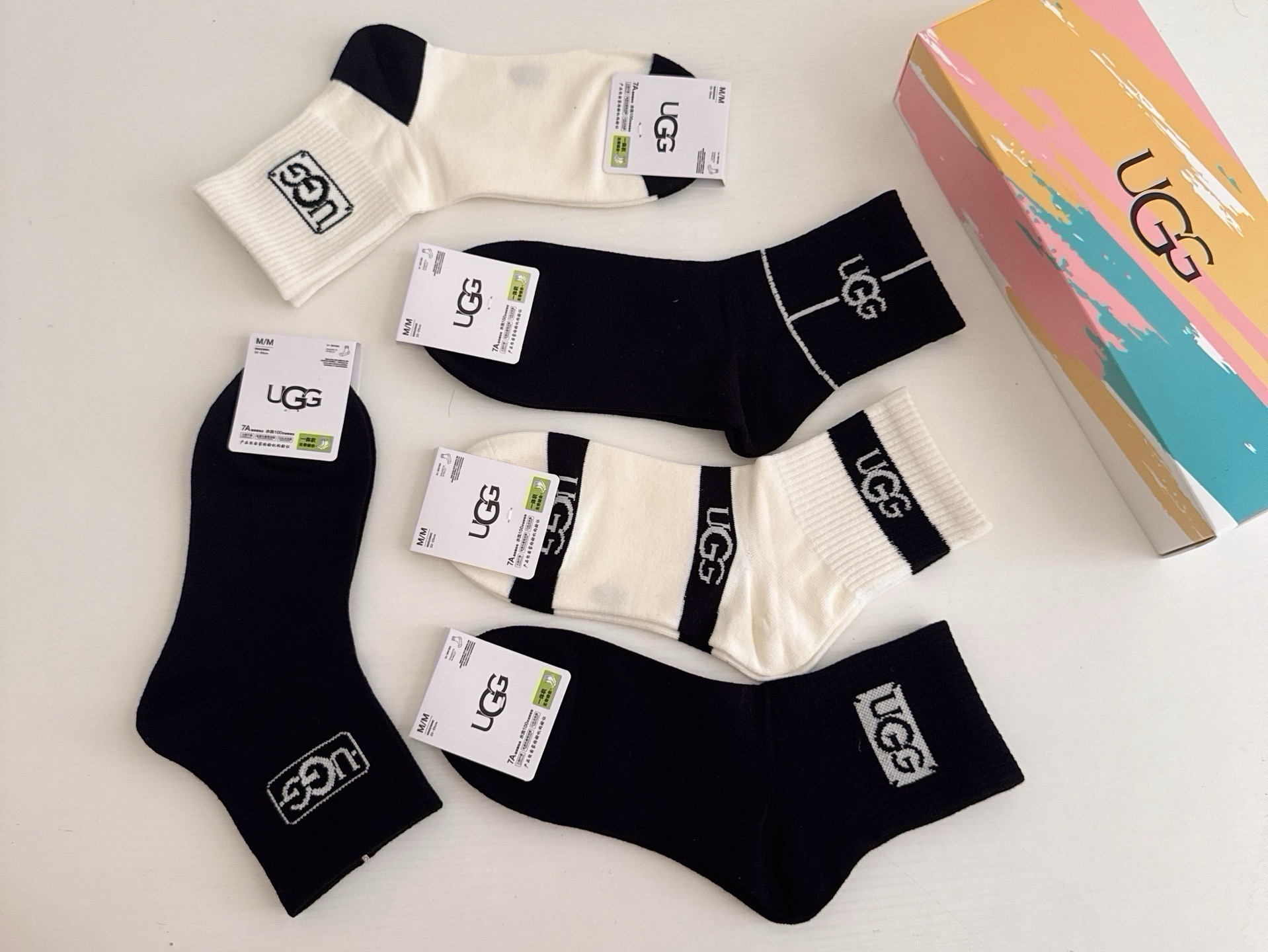 🆕 · UGG · ❗️UGG新品女款中筒袜子❗️【一盒五双】纯棉材质，柔软舒适透气，提花经典标志，炒鸡nice的款式，