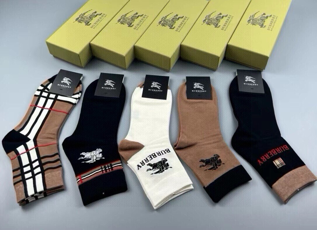 🆕Burberry · 巴宝莉❗️B家新品男款袜子❗️【一盒五双】纯棉材质织造，柔软舒适，提花经典品牌全称字母搭配永不落