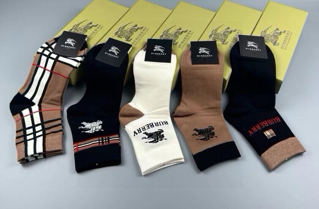🆕Burberry · 巴宝莉❗️B家新品男款袜子❗️【一盒五双】纯棉材质织造，柔软舒适，提花经典品牌全称字母搭配永不落