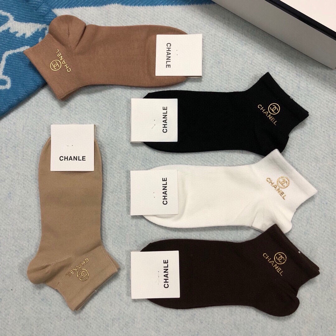 🆕CHANEL · 香奈儿❗️香奶奶家新品女款袜子❗️【一盒五双】纯棉材质，柔软舒适透气，罗口烫金经典品牌全称logo，