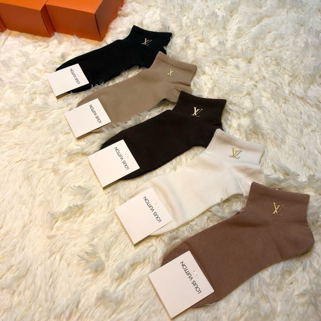 🆕 Louis Vuitton · 路易威登❗️大驴家新品女款袜子❗️【一盒五双】纯棉材质，柔软舒适，烫印经典LV标志，