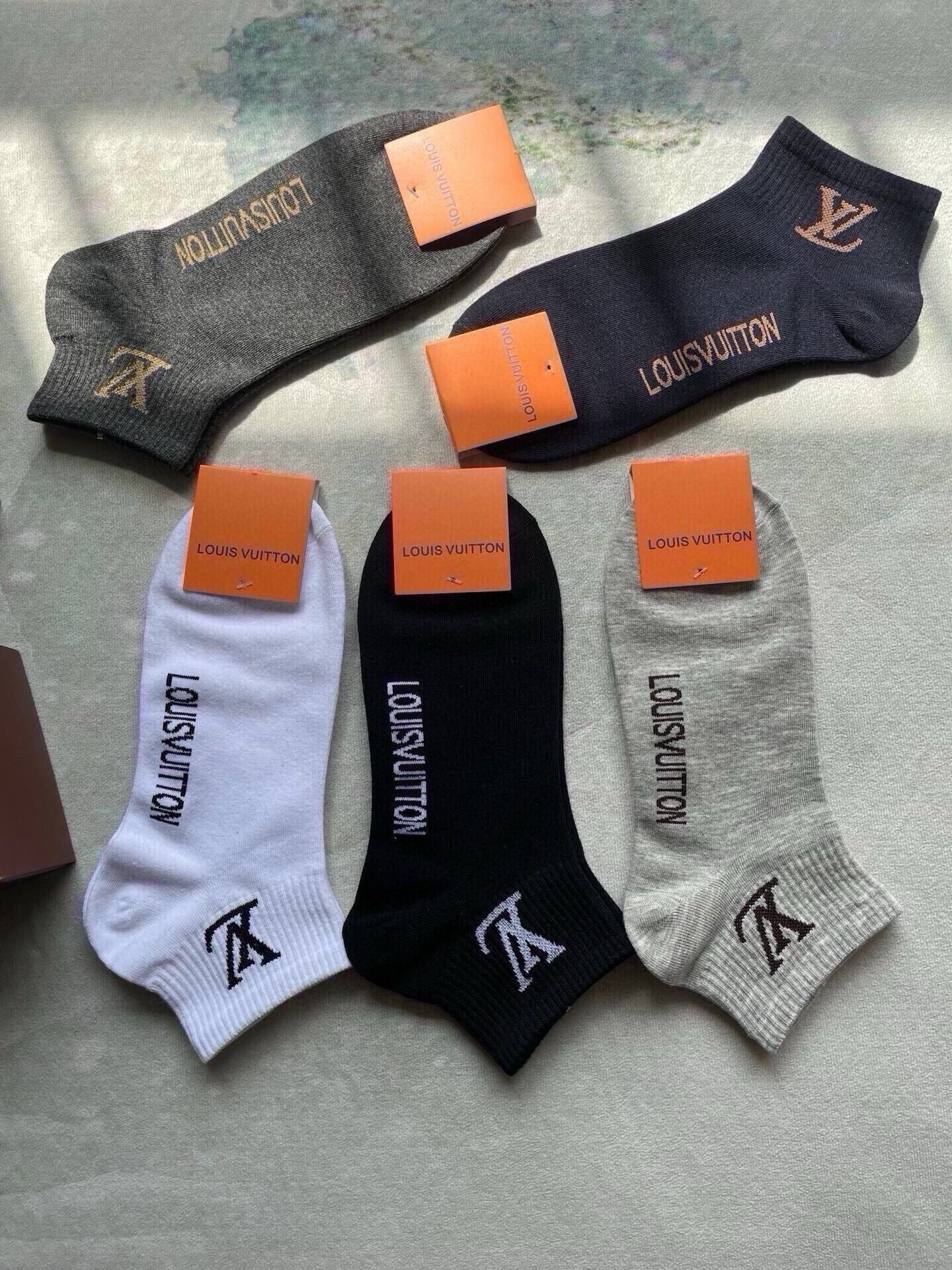 🆕LOUIS VUITTON · 路易威登❗️大驴家新品男款袜子❗️【一盒五双】纯棉材质，柔软舒适，提花经典图案标志，炒