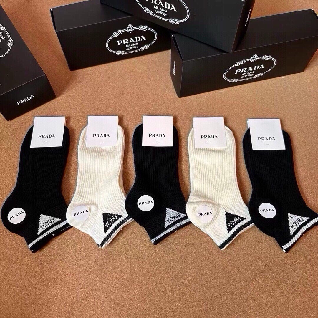 🆕PRADA · 普拉达新品袜子❗️【一盒五双】纯棉材质织造，提花经典标志，柔软舒适，大牌出街，潮人必备🔥超好搭❗️