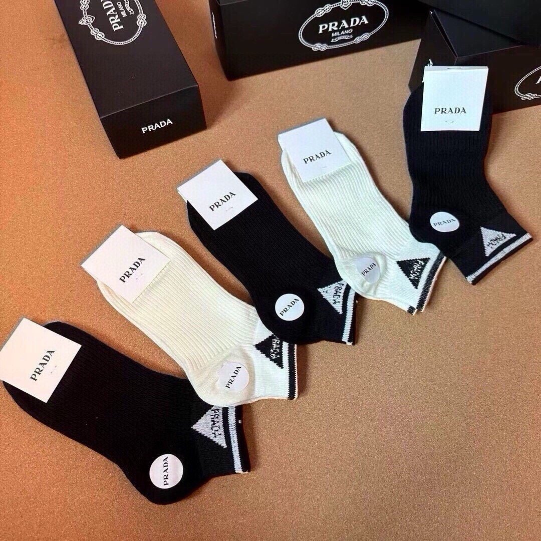 🆕PRADA · 普拉达新品袜子❗️【一盒五双】纯棉材质织造，提花经典标志，柔软舒适，大牌出街，潮人必备🔥超好搭❗️