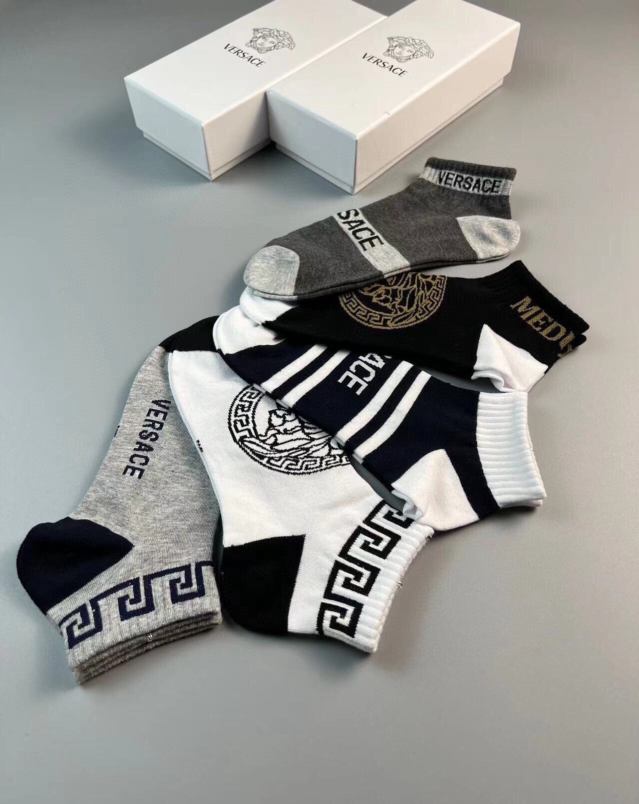 🆕Versace · 范思哲❗️新品男款袜子❗️【一盒五双】纯棉材质织造，超柔软舒适，提花经典美人头➕字母，完全彰显该品
