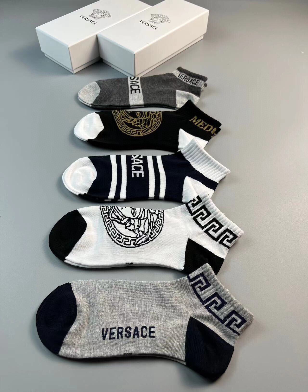 🆕Versace · 范思哲❗️新品男款袜子❗️【一盒五双】纯棉材质织造，超柔软舒适，提花经典美人头➕字母，完全彰显该品