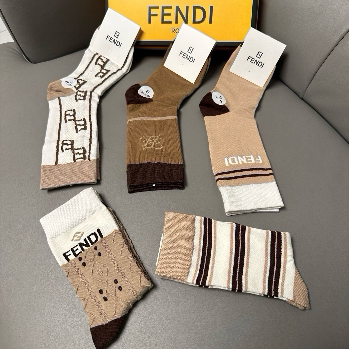 🆕FENDI · 芬迪❗️老佛爷家新品长筒袜子❗️【一盒五双】超级经典的双F标志，竹棉材质制造，透气舒适，超级nice❗