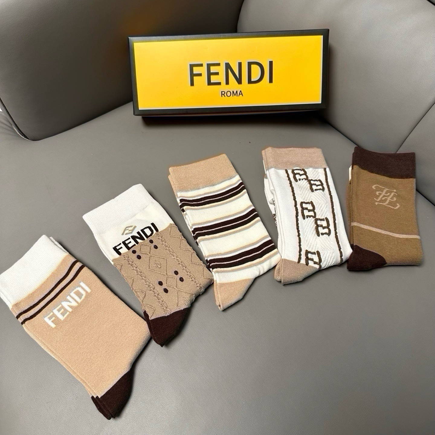 🆕FENDI · 芬迪❗️老佛爷家新品长筒袜子❗️【一盒五双】超级经典的双F标志，竹棉材质制造，透气舒适，超级nice❗