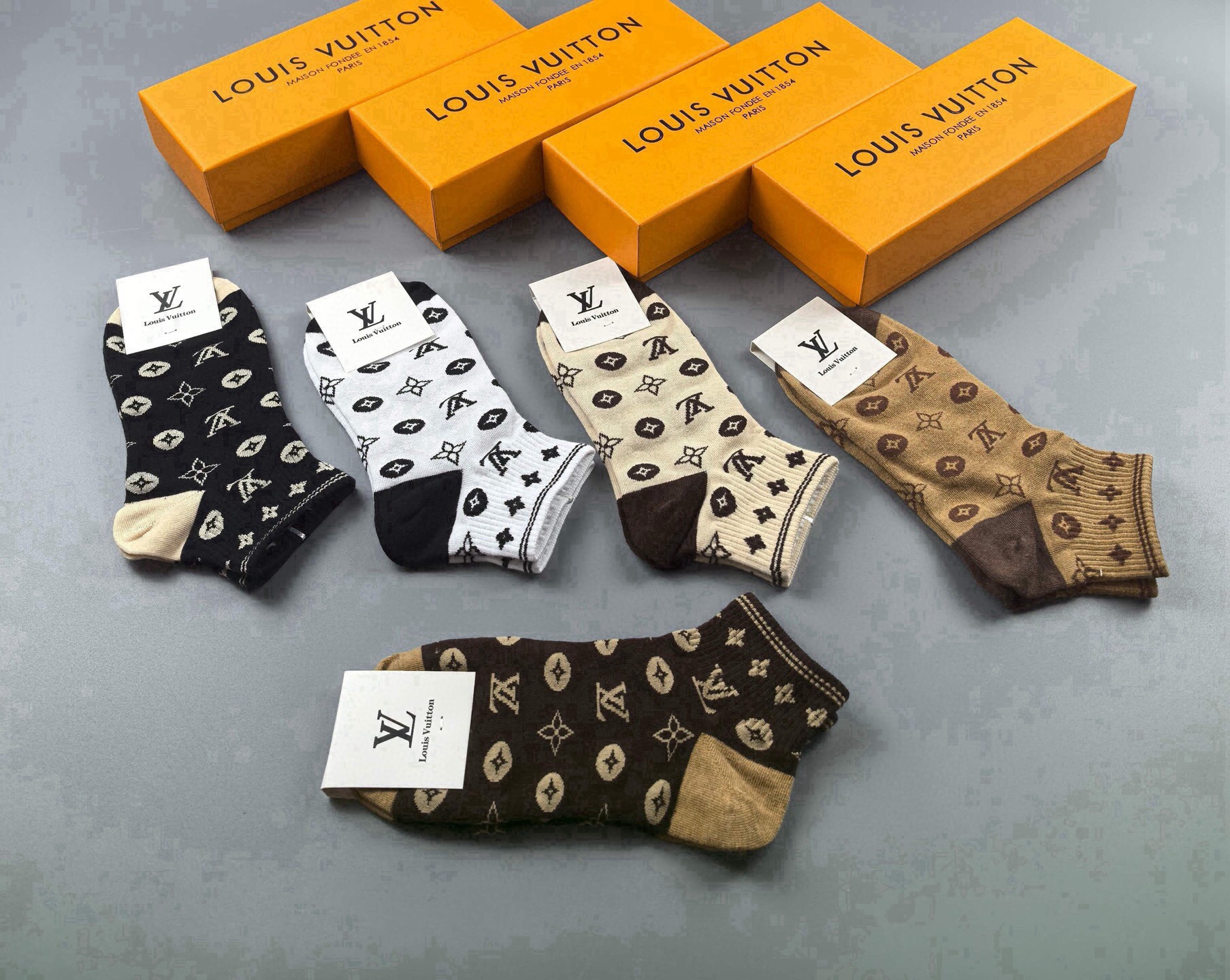 🆕 Louis Vuitton · 路易威登❗️驴家经典女款袜子❗️【一盒五双】纯棉材质，柔软舒适，提花经典LV标志，炒