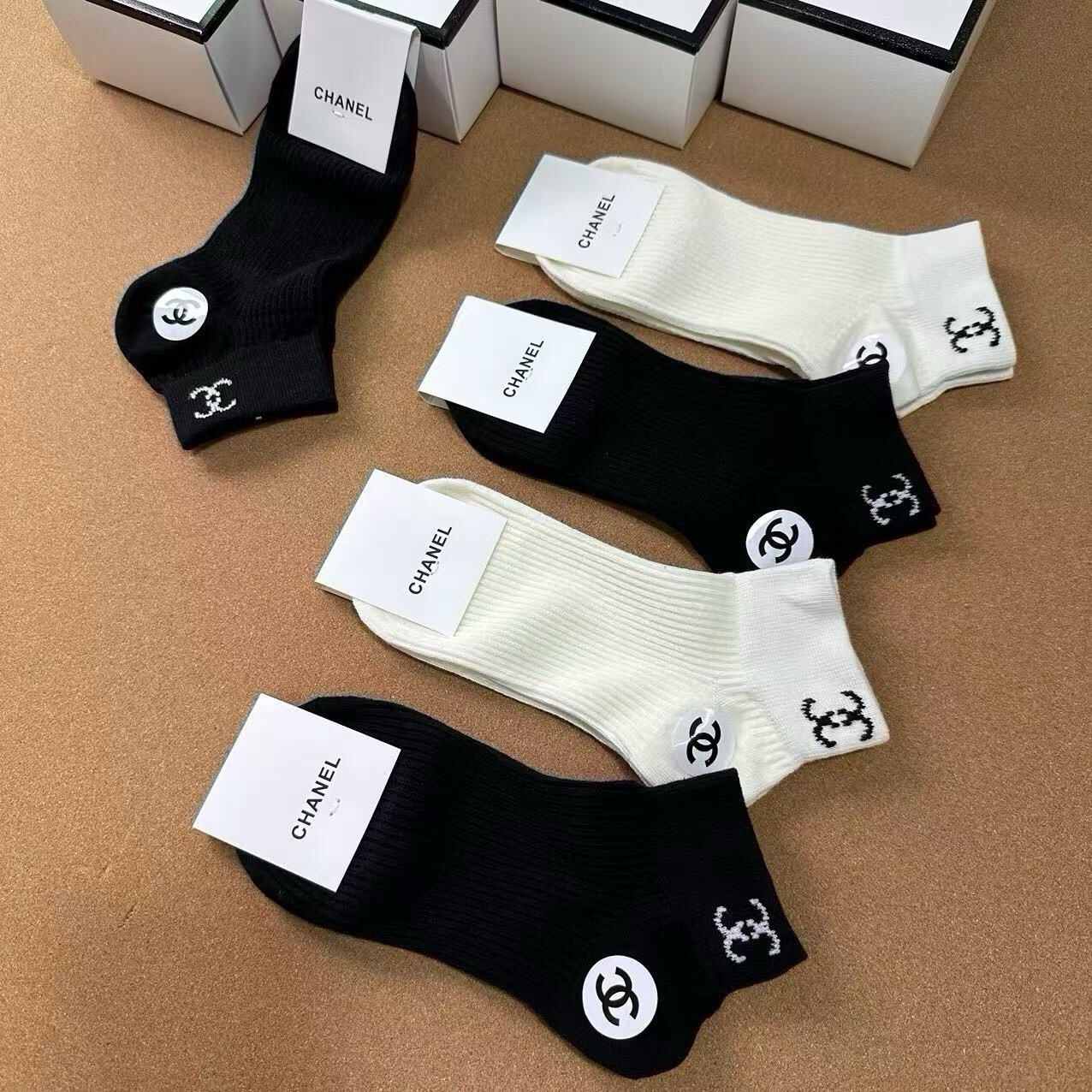 🆕CHANEL · 香奈儿❗️CH新品女款袜子❗️【一盒五双】纯棉材质，提花经典双C标识，炒鸡nice，大牌出街，潮人必