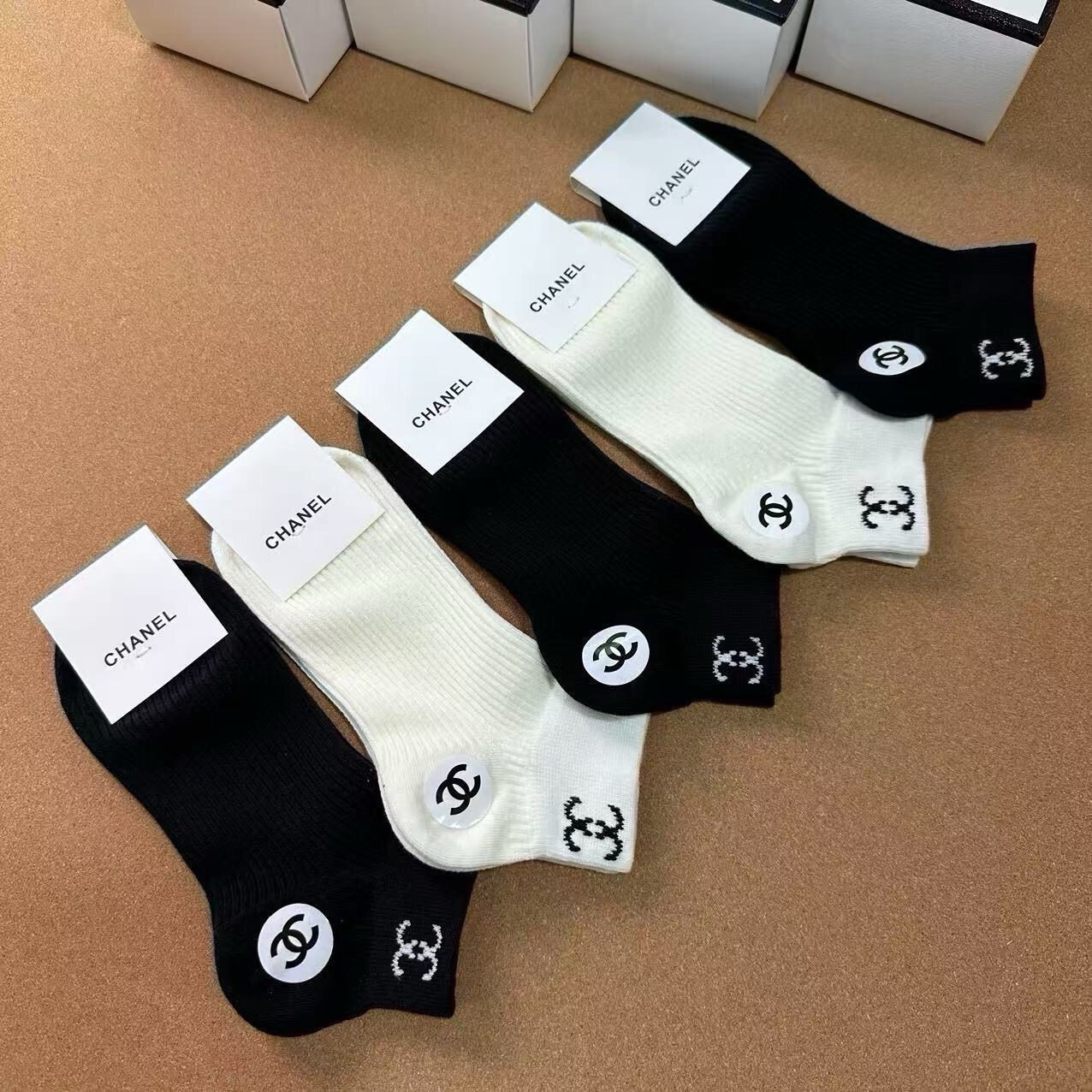 🆕CHANEL · 香奈儿❗️CH新品女款袜子❗️【一盒五双】纯棉材质，提花经典双C标识，炒鸡nice，大牌出街，潮人必