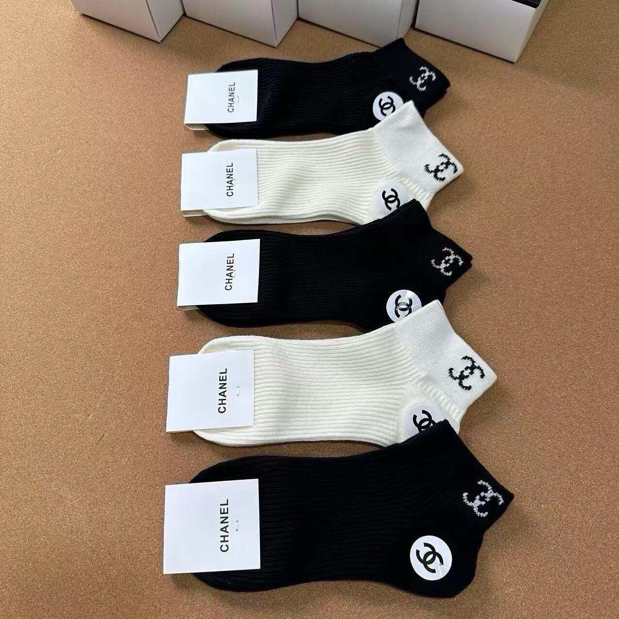 🆕CHANEL · 香奈儿❗️CH新品女款袜子❗️【一盒五双】纯棉材质，提花经典双C标识，炒鸡nice，大牌出街，潮人必