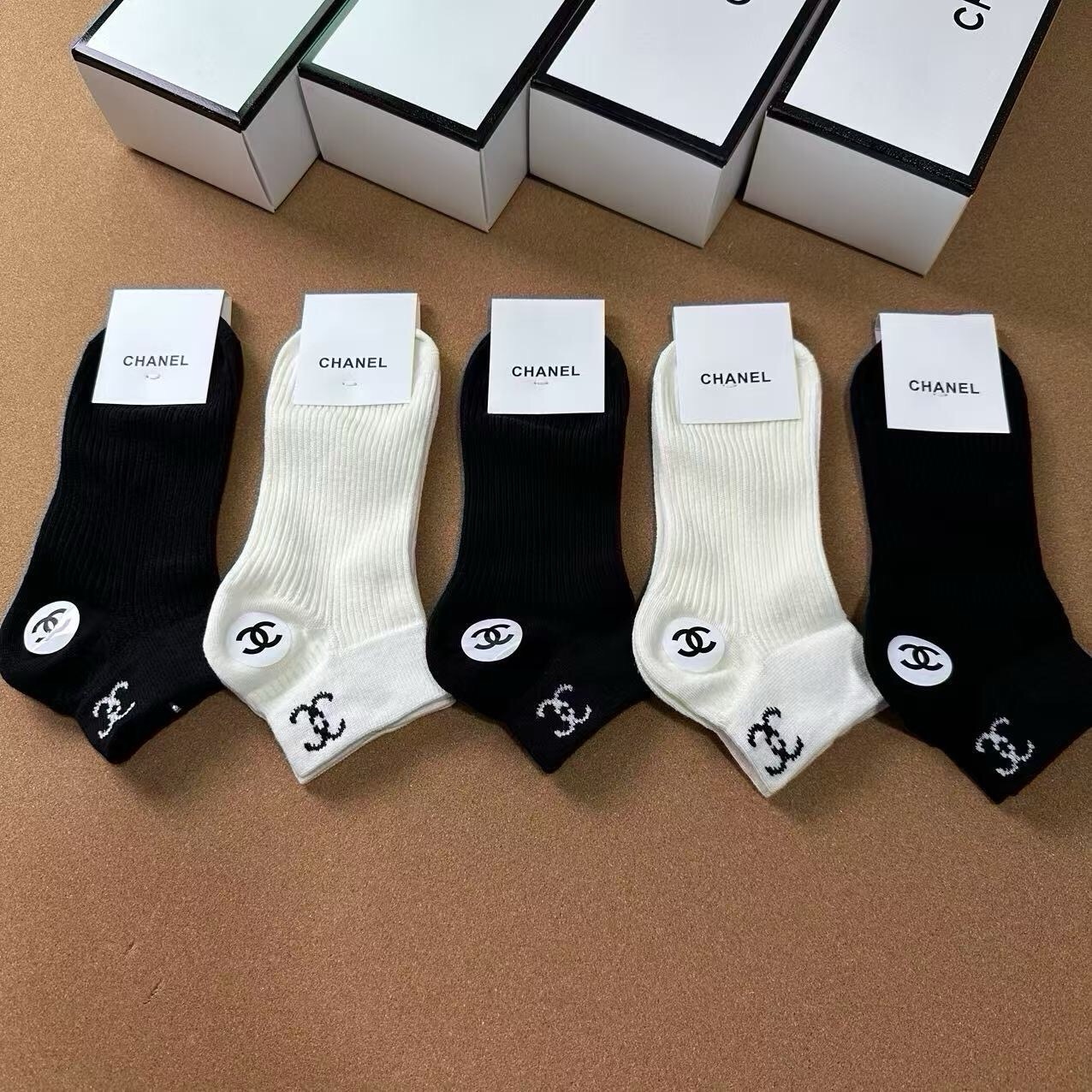 🆕CHANEL · 香奈儿❗️CH新品女款袜子❗️【一盒五双】纯棉材质，提花经典双C标识，炒鸡nice，大牌出街，潮人必