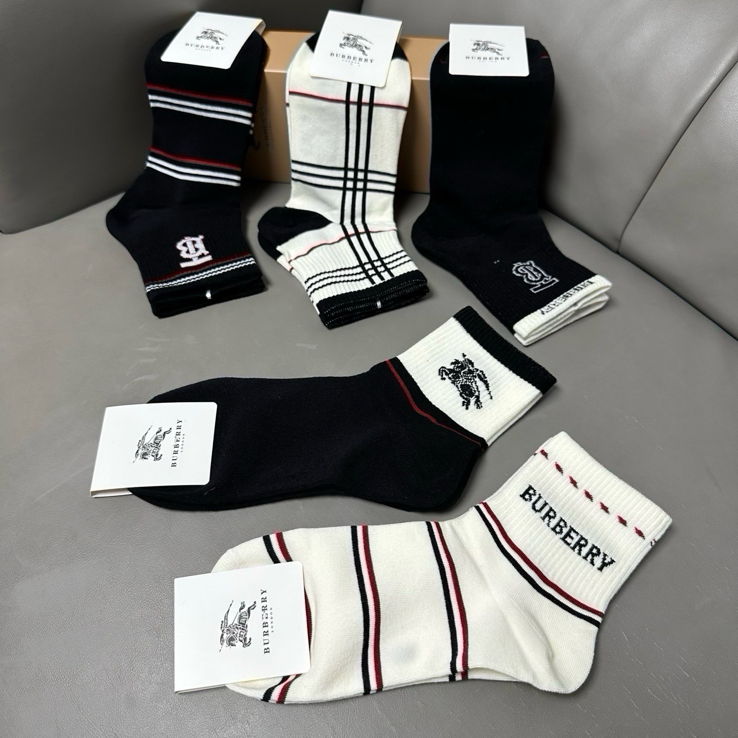🆕Burberry · 巴宝莉❗️B家新品男款袜子❗️【一盒五双】纯棉材质织造，柔软舒适，提花经典品牌全称字母搭配永不落