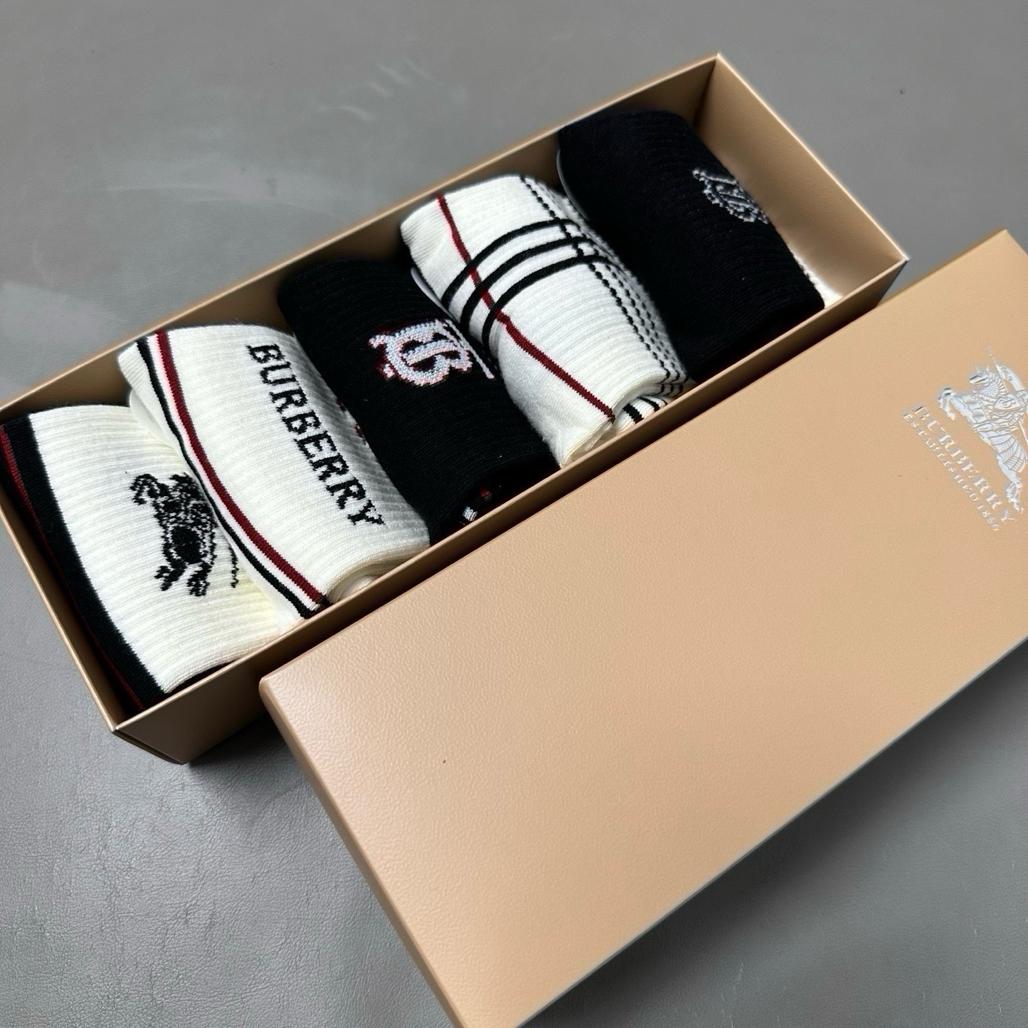 🆕Burberry · 巴宝莉❗️B家新品男款袜子❗️【一盒五双】纯棉材质织造，柔软舒适，提花经典品牌全称字母搭配永不落
