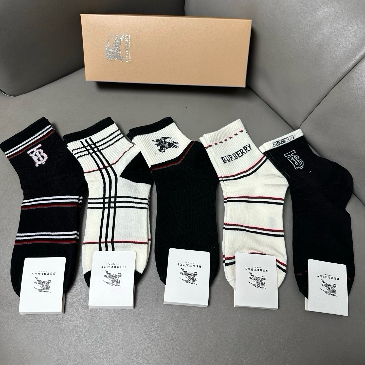 🆕Burberry · 巴宝莉❗️B家新品男款袜子❗️【一盒五双】纯棉材质织造，柔软舒适，提花经典品牌全称字母搭配永不落