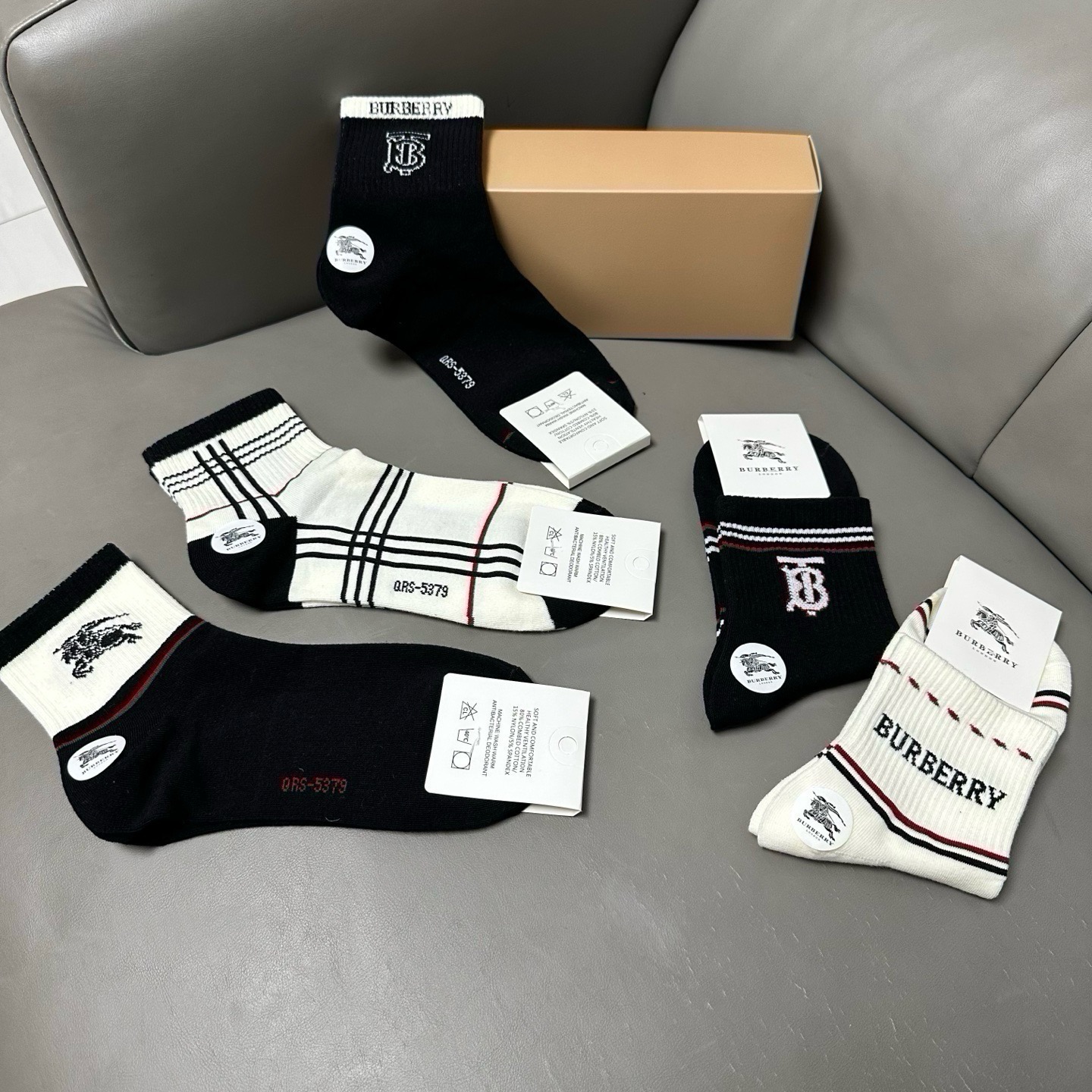🆕Burberry · 巴宝莉❗️B家新品男款袜子❗️【一盒五双】纯棉材质织造，柔软舒适，提花经典品牌全称字母搭配永不落