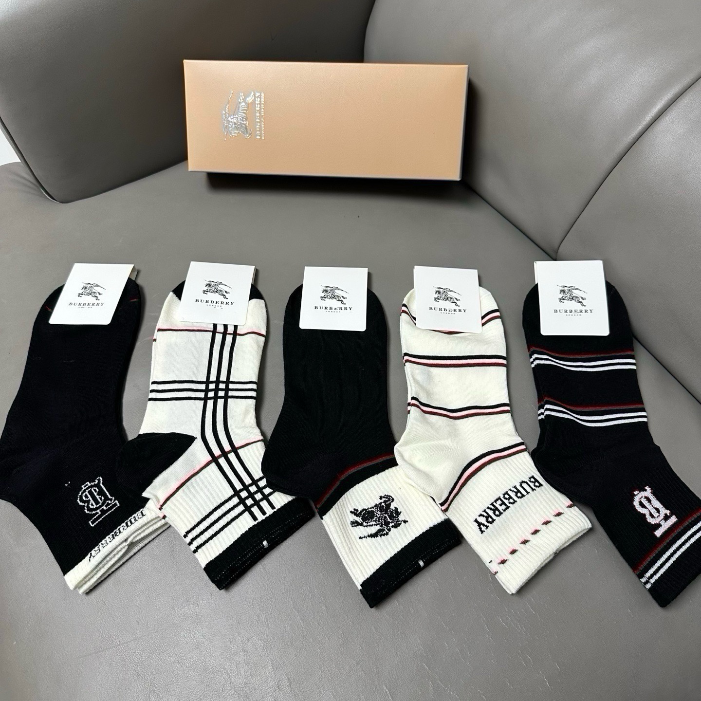 🆕Burberry · 巴宝莉❗️B家新品男款袜子❗️【一盒五双】纯棉材质织造，柔软舒适，提花经典品牌全称字母搭配永不落