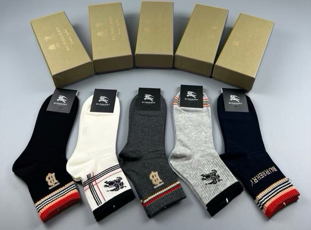 🆕Burberry · 巴宝莉❗️B家新品男款袜子❗️【一盒五双】纯棉材质织造，柔软舒适，提花经典品牌全称字母搭配永不落