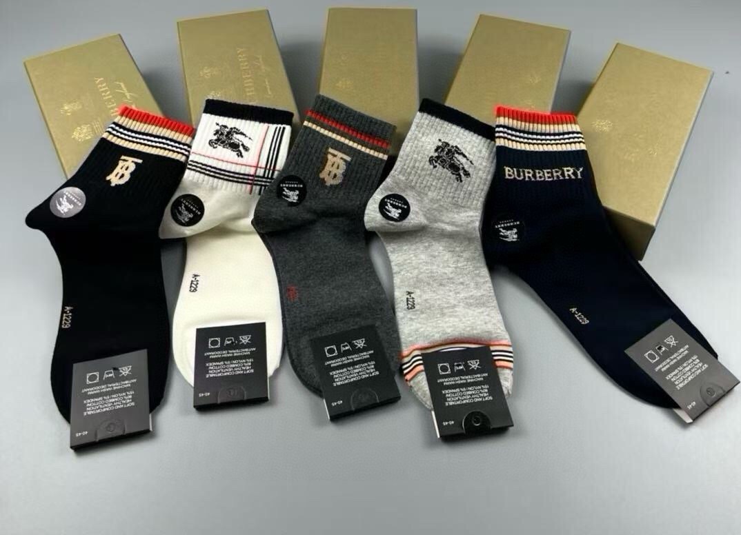 🆕Burberry · 巴宝莉❗️B家新品男款袜子❗️【一盒五双】纯棉材质织造，柔软舒适，提花经典品牌全称字母搭配永不落