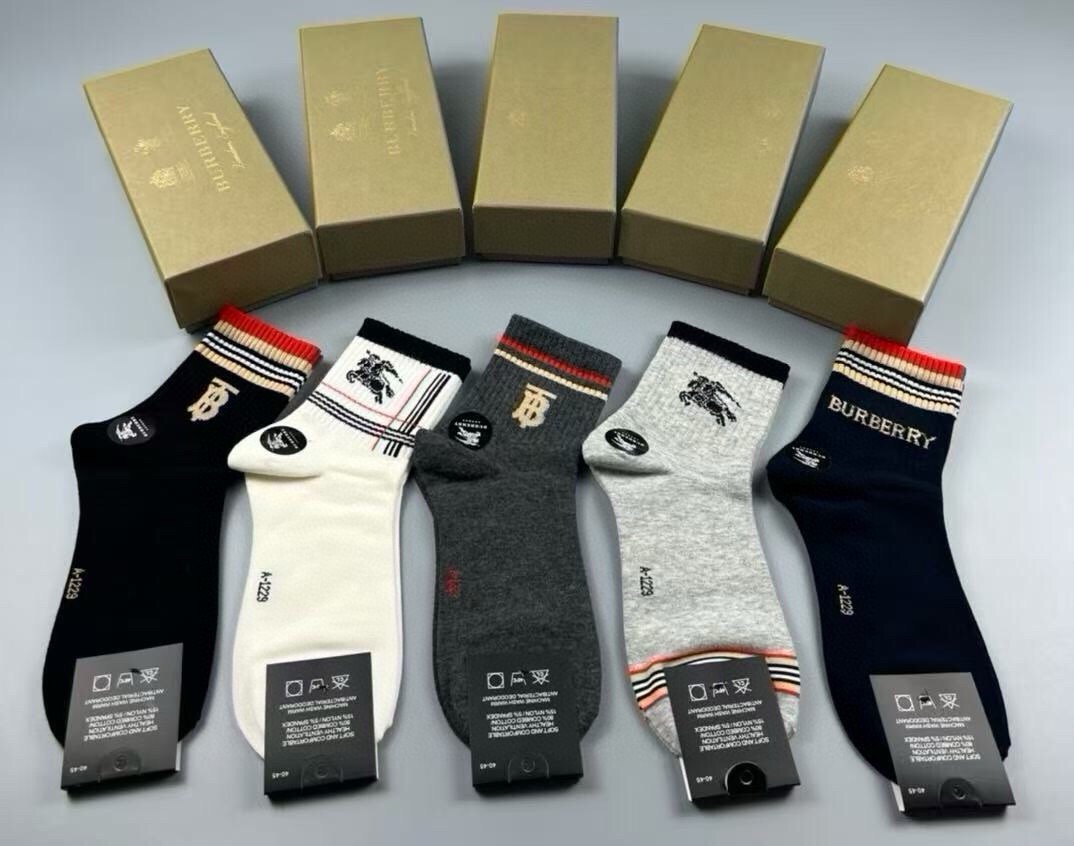 🆕Burberry · 巴宝莉❗️B家新品男款袜子❗️【一盒五双】纯棉材质织造，柔软舒适，提花经典品牌全称字母搭配永不落