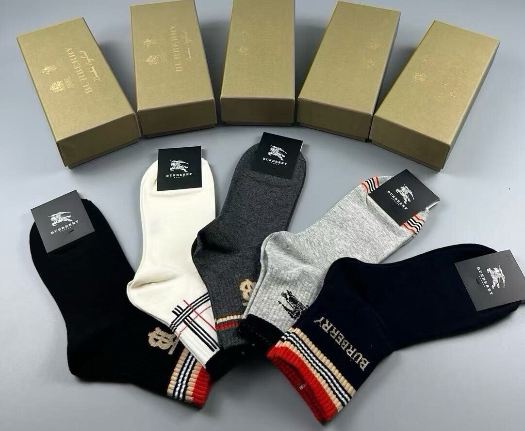 🆕Burberry · 巴宝莉❗️B家新品男款袜子❗️【一盒五双】纯棉材质织造，柔软舒适，提花经典品牌全称字母搭配永不落