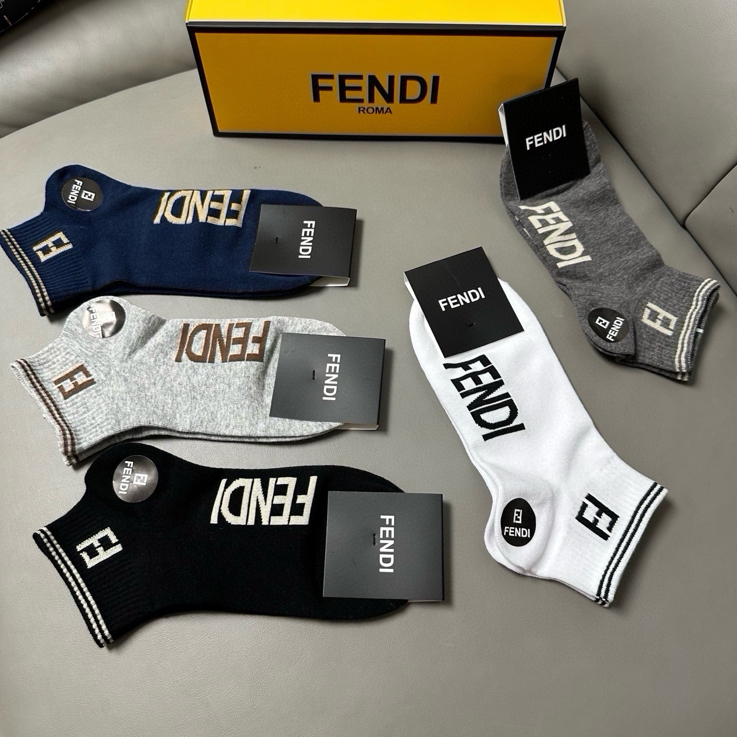 🆕FENDI · 芬迪❗️FF新品男款船袜❗️【一盒五双】提花经典的字母标志，纯棉材质制造，透气舒适，超级nice❗️超