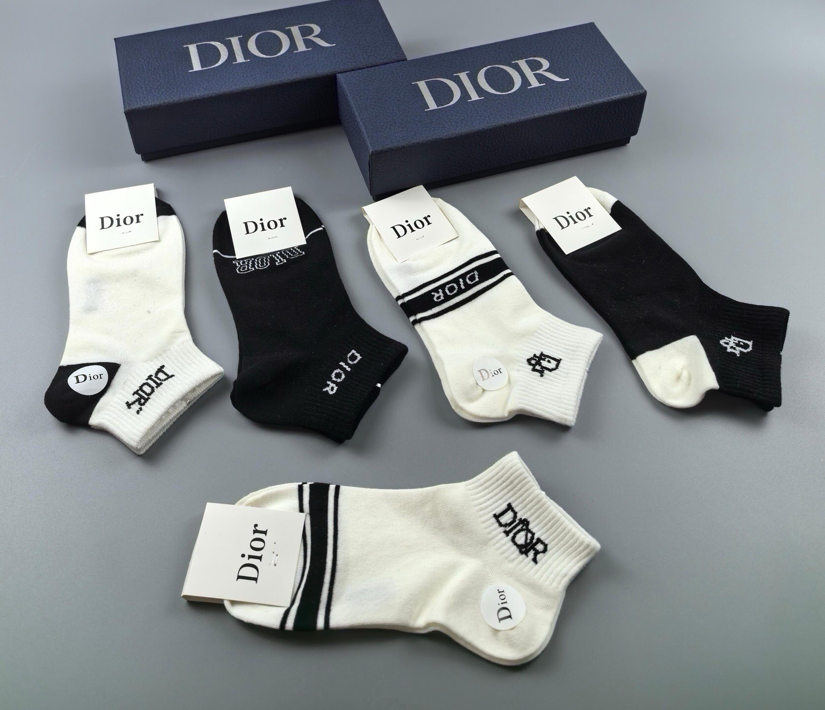 🆕Dior · 迪奥❗️D家新品女款短款袜子❗️【一盒五双】纯棉材质，上脚柔软舒适，经典的D家字母logo，炒鸡nice