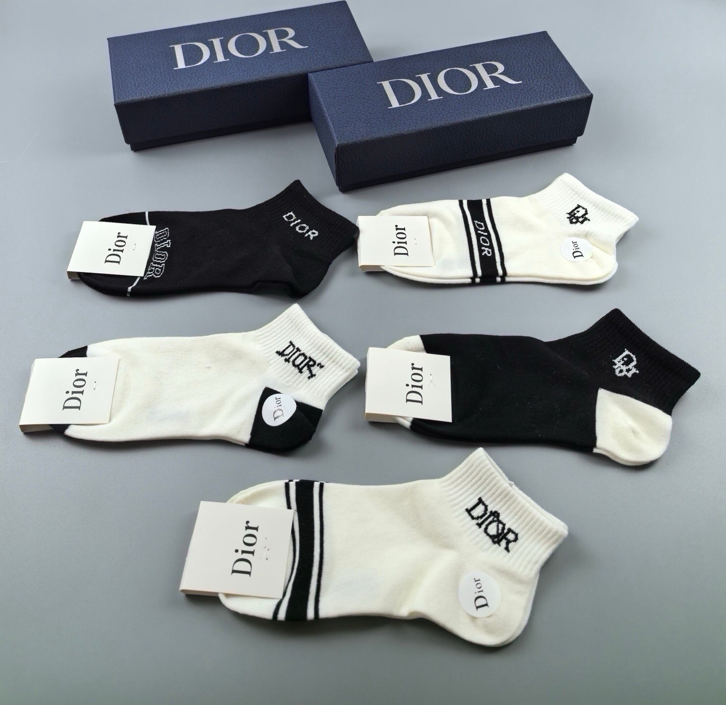 🆕Dior · 迪奥❗️D家新品女款短款袜子❗️【一盒五双】纯棉材质，上脚柔软舒适，经典的D家字母logo，炒鸡nice