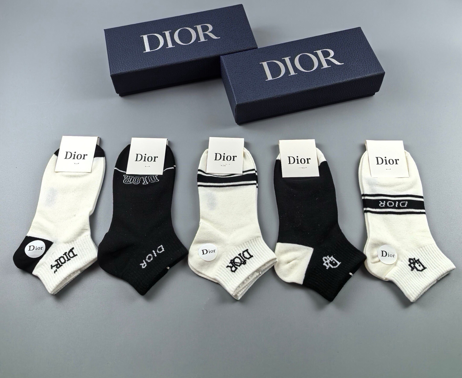 🆕Dior · 迪奥❗️D家新品女款短款袜子❗️【一盒五双】纯棉材质，上脚柔软舒适，经典的D家字母logo，炒鸡nice