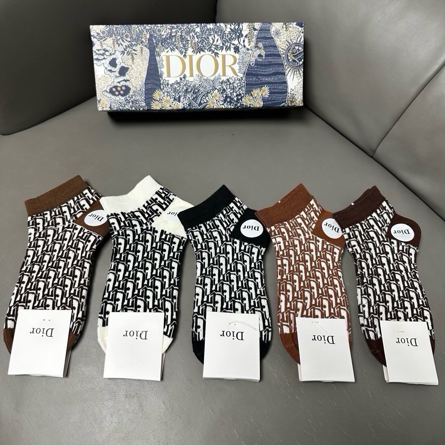 🆕Dior · 迪奥❗️D家新品女款船袜，【一盒五双】纯棉材质，上脚柔软舒适，经典的D家字母logo，炒鸡nice❗️大