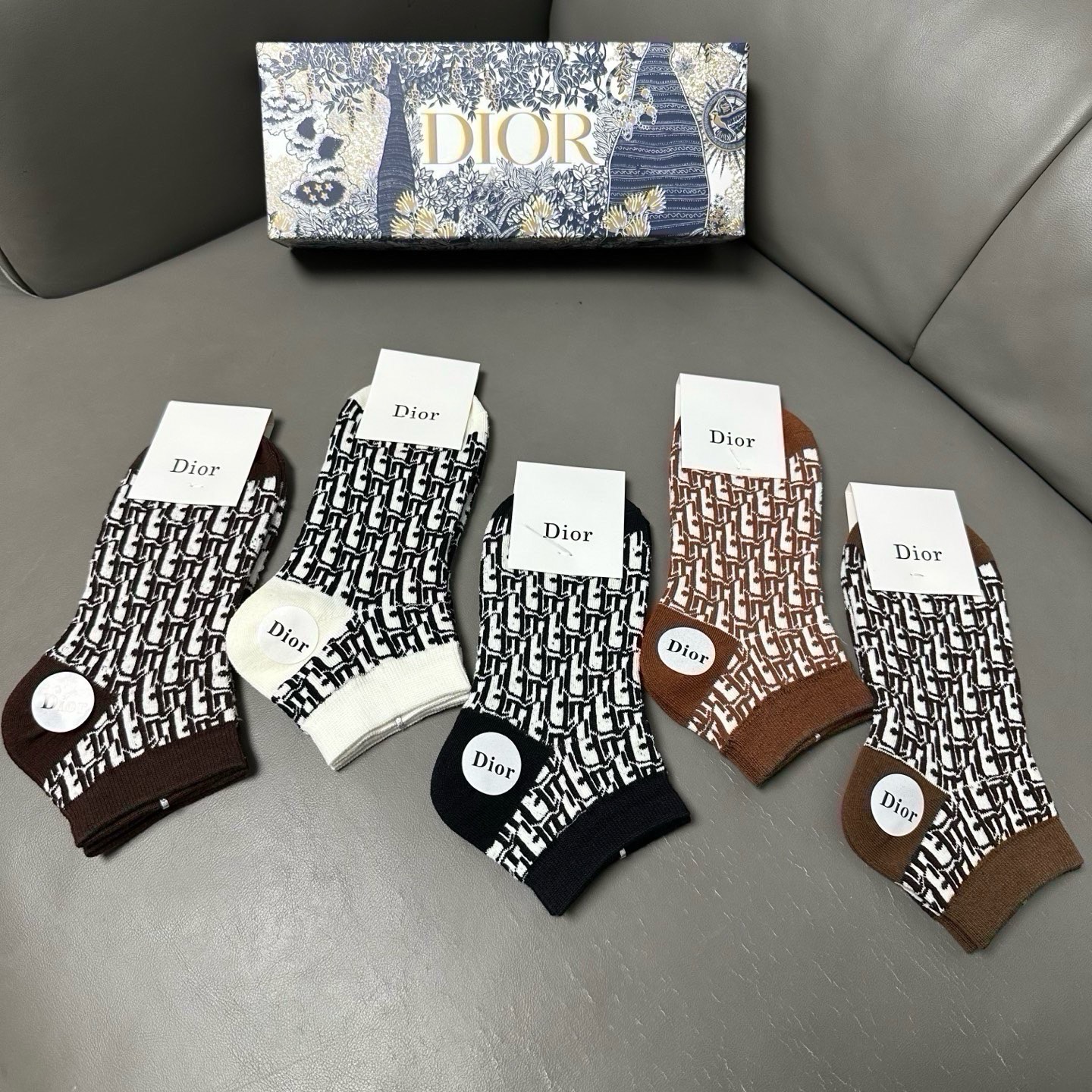🆕Dior · 迪奥❗️D家新品女款船袜，【一盒五双】纯棉材质，上脚柔软舒适，经典的D家字母logo，炒鸡nice❗️大
