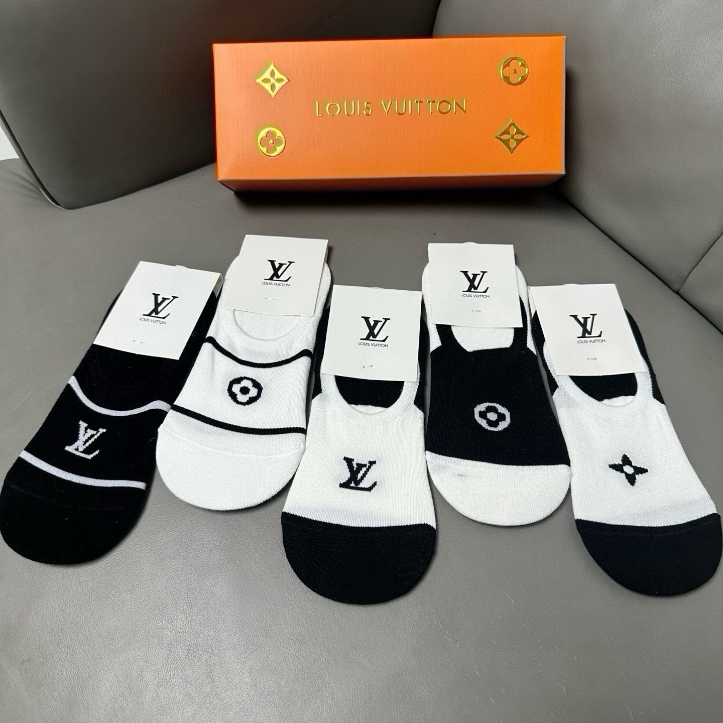 🆕Louis Vuitton · 路易威登❗️驴家新品女款隐形袜子❗【一盒五双】提花经典标志，纯棉材质，超舒适超美腻❗️